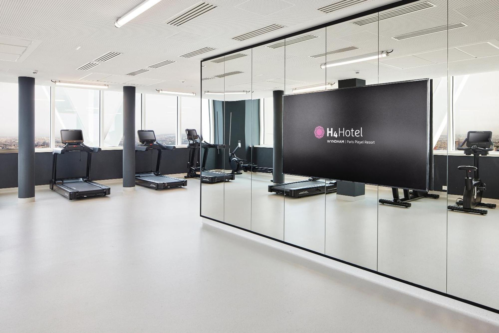 H4 Hotel Wyndham Paris Pleyel Resort Сен Дени Екстериор снимка