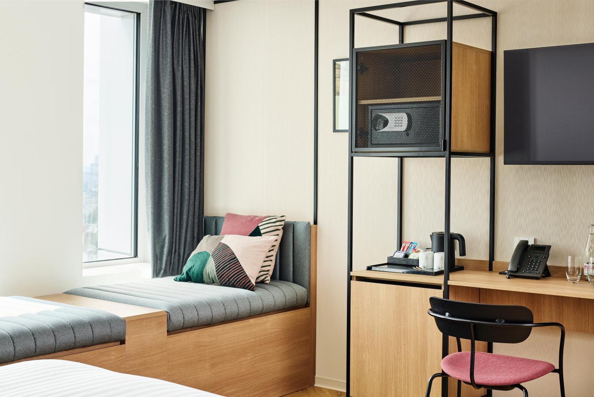 H4 Hotel Wyndham Paris Pleyel Resort Сен Дени Екстериор снимка