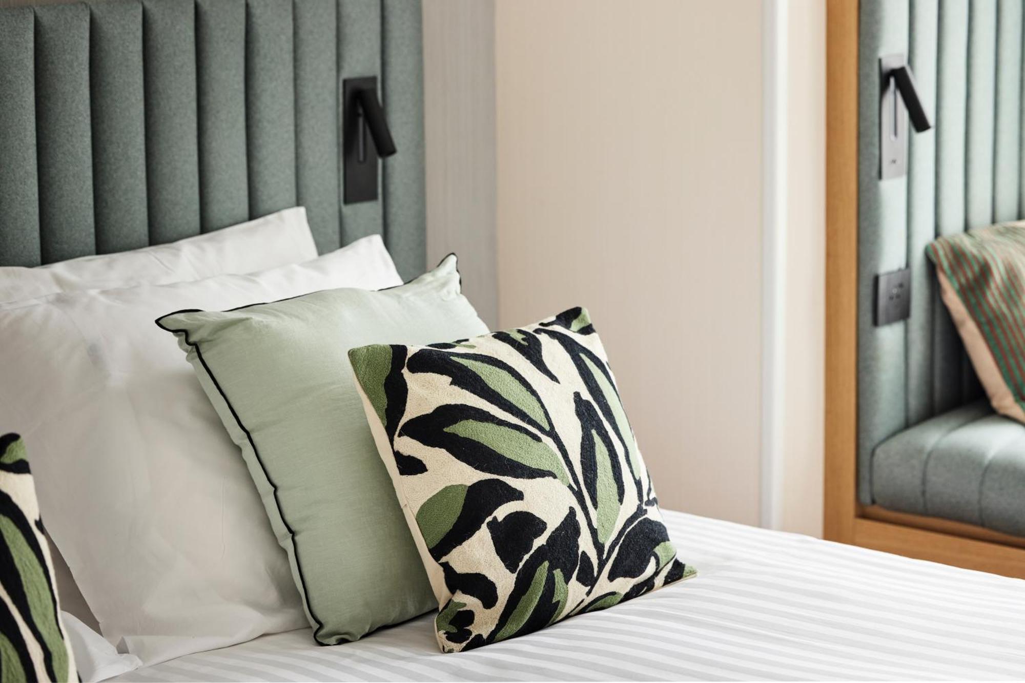 H4 Hotel Wyndham Paris Pleyel Resort Сен Дени Екстериор снимка
