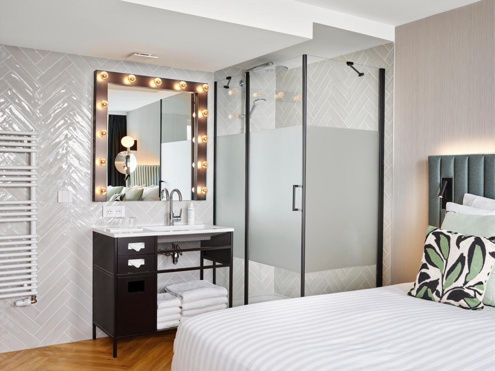 H4 Hotel Wyndham Paris Pleyel Resort Сен Дени Екстериор снимка